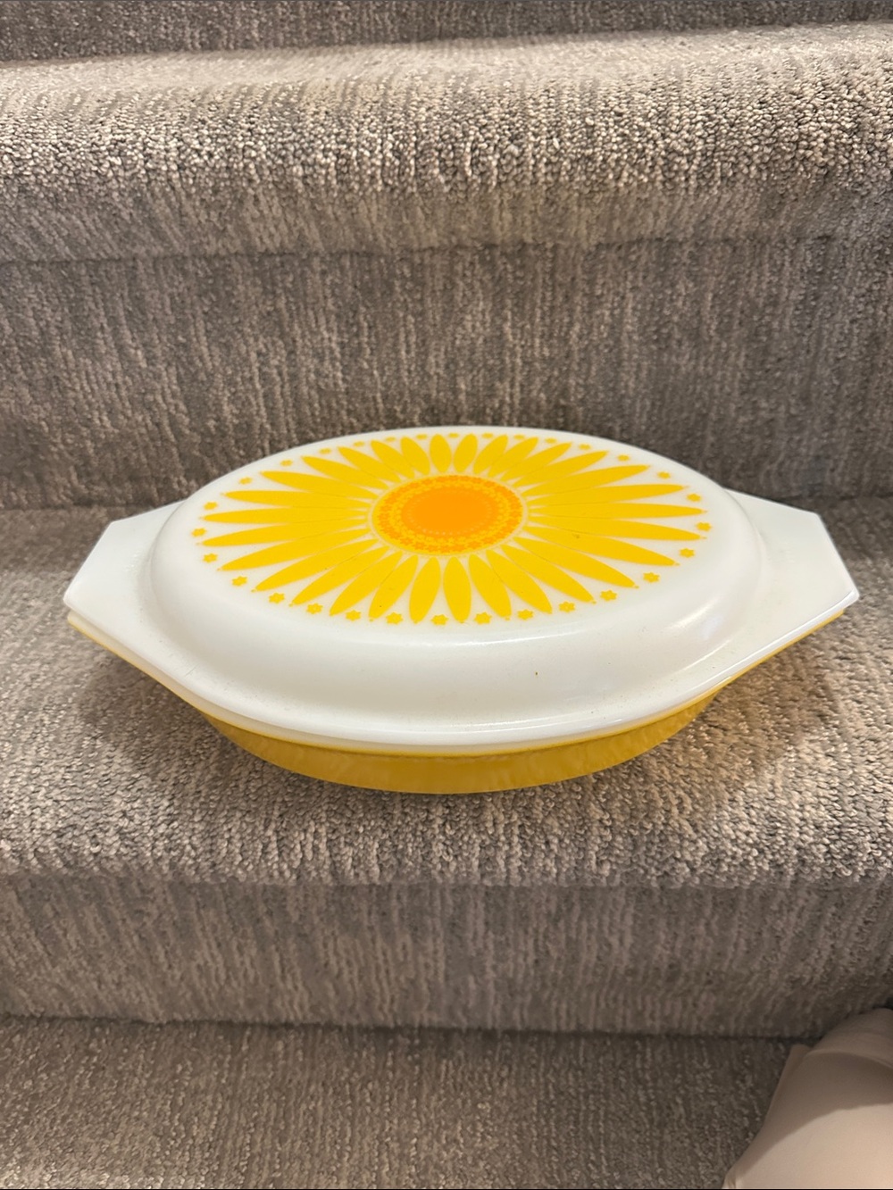 Vintage PYREX Sunflower Daisy Casserole Dish Divided 1-1/2 Qt USA NICE!
